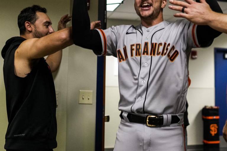 Mitch Haniger y Brandon Crawford ayudan a Logan Webb a imponerse a Cardenales