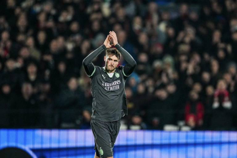 Feyenoord sorprende al Milán y Santi Giménez en la Champions League