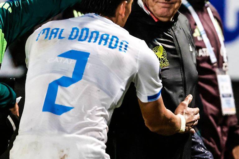 Presidente de la FFH pide a Javier Aguirre que se disculpe por gestos contra afición hondureña