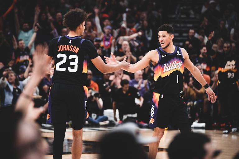 Deandre Ayton y Devin Booker lideran a Suns, que le ganan a Mavericks