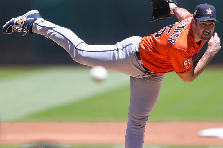 Justin Verlander coquetea con sin hit y gana Astros