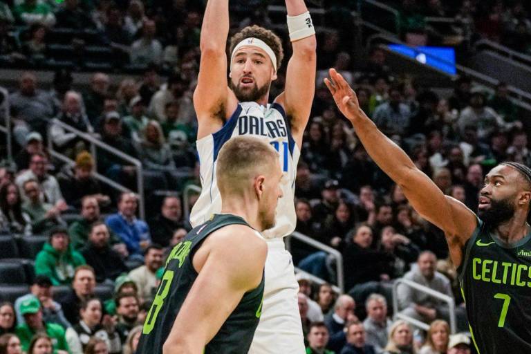 Mavericks vencen a Celtics en emocionante partido