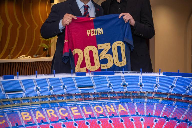 Pedri renueva con el Barcelona hasta 2030