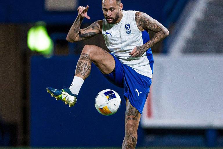 Neymar vuelve a entrenar en grupo después de su grave lesión