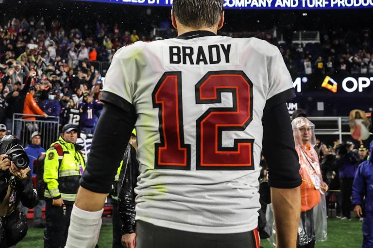Tom Brady supera ante Patriots la marca de Drew Brees de yardas por aire de la NFL