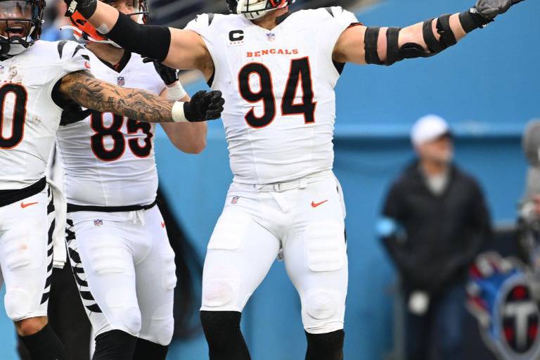Bengals vencen a Titans en un duelo caótico y mantienen esperanzas de playoffs