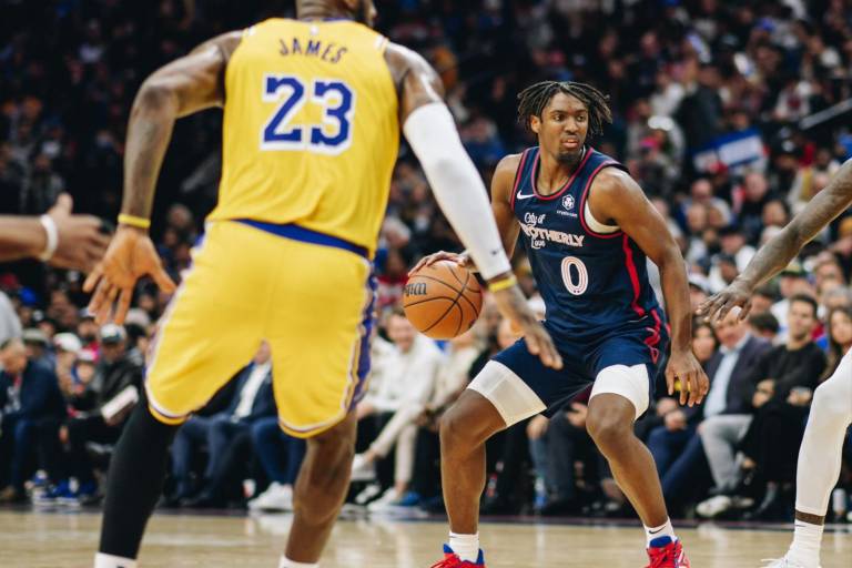 Sexto triple doble de Joel Embiid en su carrera ayuda a 76ers a arrollar a Lakers 138-94