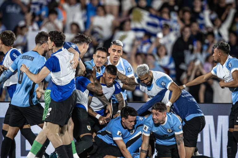 Uruguay vence a Colombia en partido vibrante y la desplaza del subliderato de las eliminatorias