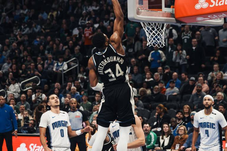 Antetokounmpo anotó 37 puntos para Bucks, que avanza a semifinales de la NBA Cup