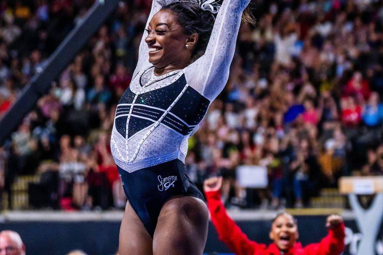 Simone Biles regresa dos años después con una victoria estelar