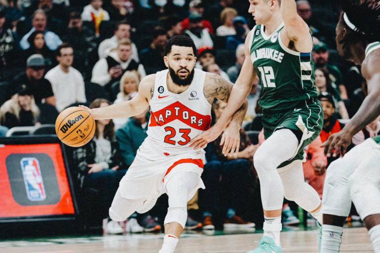 Los Bucks superan a los Raptors en juego aspero de la NBA