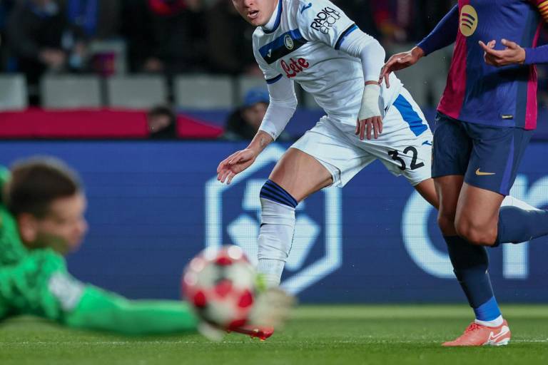 Atalanta rescata empate ante Barcelona que de poco le sirve