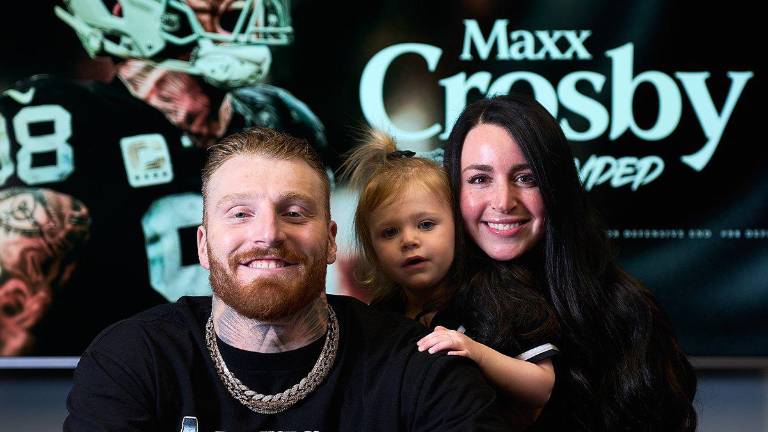 Maxx Crosby firma extensión de contrato por tres años.