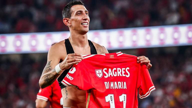 Ángel di María celebra su gol con el que le dio los tres puntos al Benfica sobre el Porto.