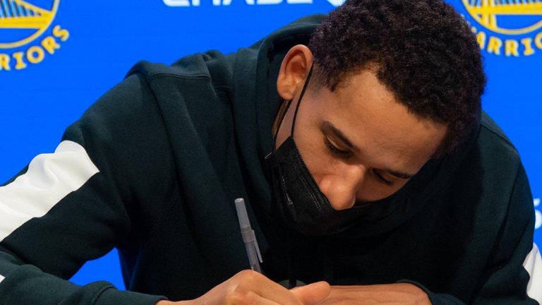 Juan Toscano firma su contrato.