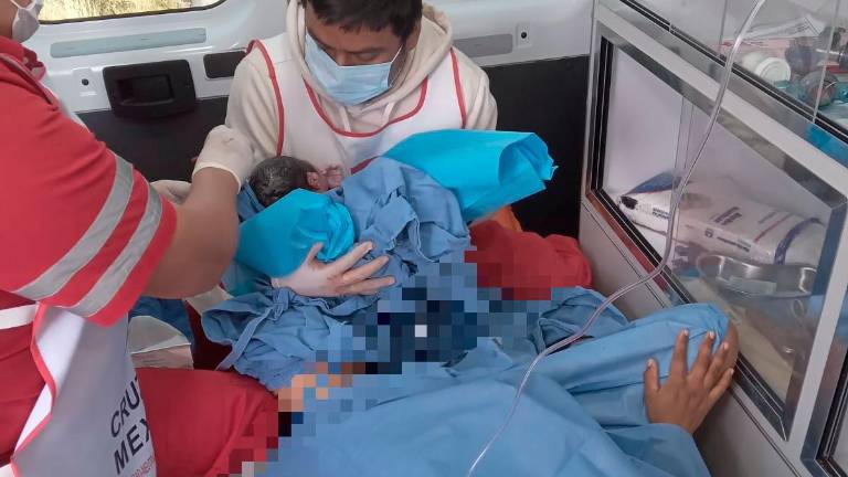 La mujer dio a luz durante el camino.