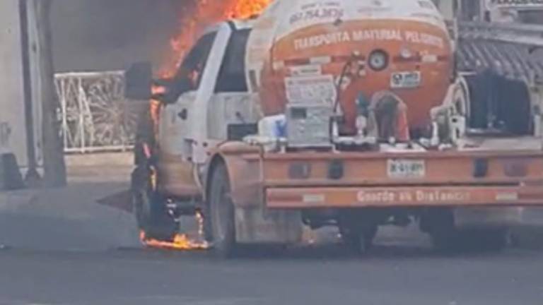 Automovilistas alertaron a las autoridades sobre un camión que comenzaba a incendiarse en plena Avenida Álvaro Obregón, en Culiacán.