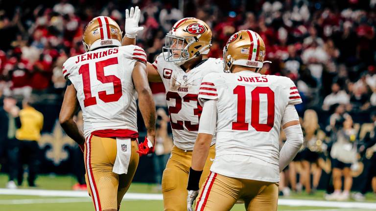 Mac Jones (10) y los 49ers pusieron su récord en 2-0 en la naciente temporada.