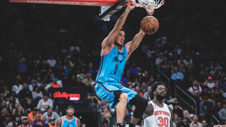 Devin Booker encesta dos de los 20 puntos que logró en la jornada dominical ante los Knicks.