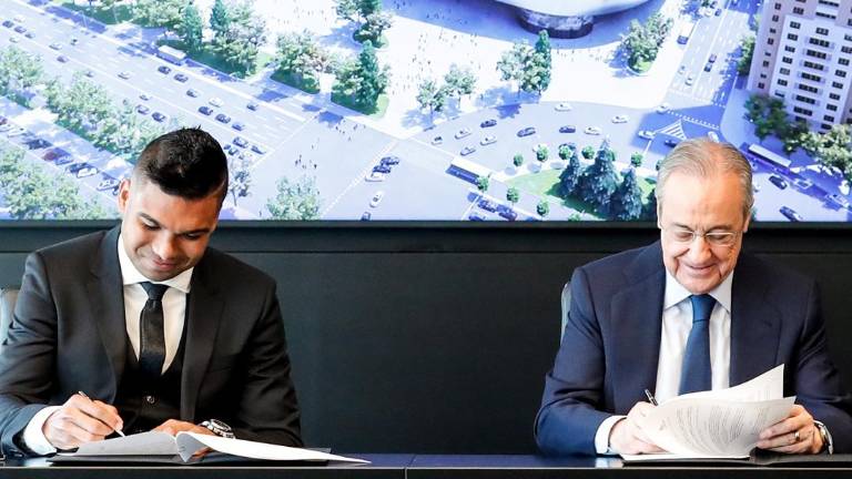 Casemiro y Florentino Pérez en la firma.