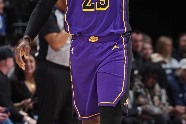 LeBron James regresa a entrenar, en medio de crisis de derrotas de Lakers