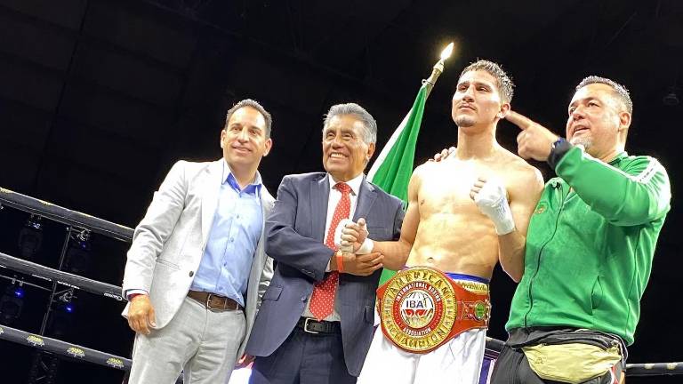 Marco Verde y su entrenador Radamés Hernández festejan el histórico triunfo.