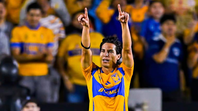 Diego Lainez marca el segundo gol de los felinos.