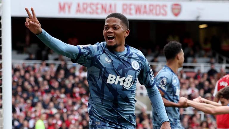 Aston Villa le quitó la posibilidad al Arsenal de ser líder y de paso, reforzó sus aspiraciones por calificar a la Liga de Campeones.