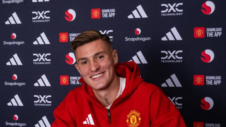 Benjamin Sesko ficha con el Manchester United por cinco temporadas.