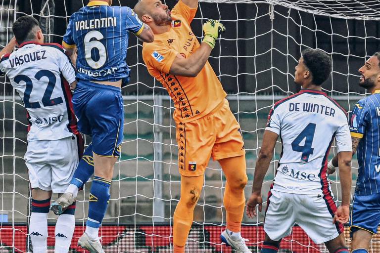 Johan Vásquez brilla en el empate entre Hellas Verona y Genoa, marcando un hito histórico