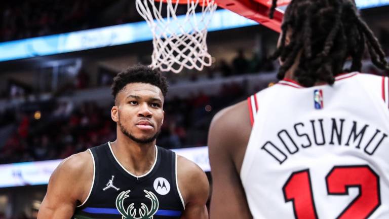 Giannis Antetokounmpo pasó la barrera de los 30 puntos por los Bucks.