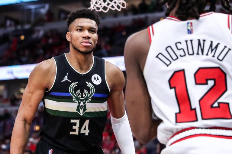 Los campeones Bucks se ponen a un triunfo de avanzar a la siguiente ronda de los playoffs