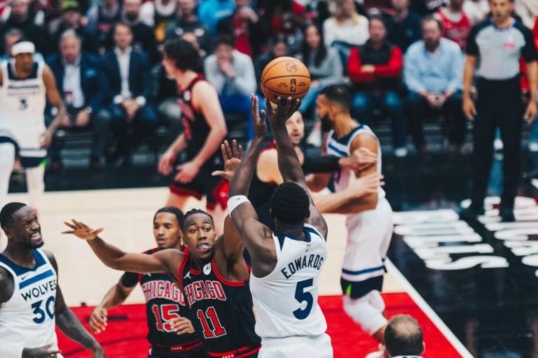 Timberwolves remontan y vencen a Bulls 135-119 en Chicago