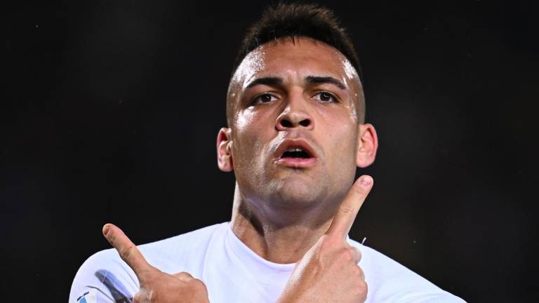 Lautaro Martínez anota dos goles.