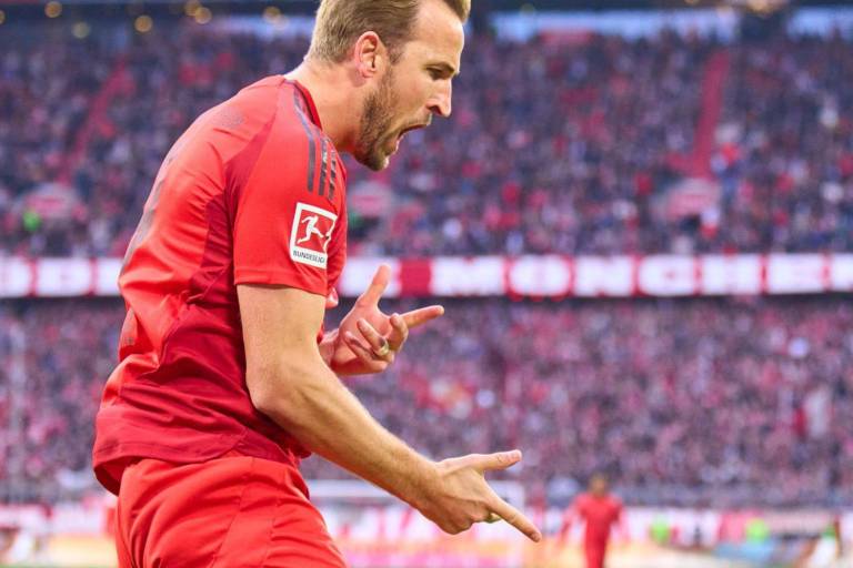 Kane deja al Bayern líder en solitario