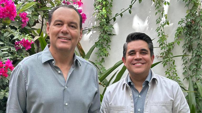 Juan Francisco Vega, nuevo miembro del PVEM, junto a Ricardo Madrid, dirigente del partido en Sinaloa.