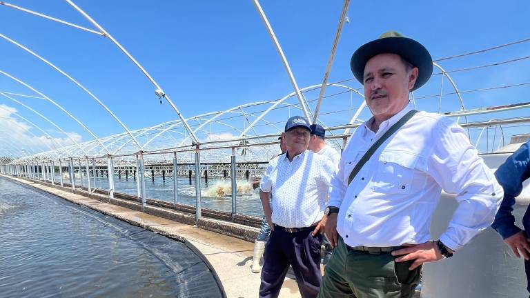 El Comisionado Nacional de Acuacultura y Pesca, Rigoberto Salgado Vázquez, recorre diferentes sitios y unidades pesqueras en Sinaloa.