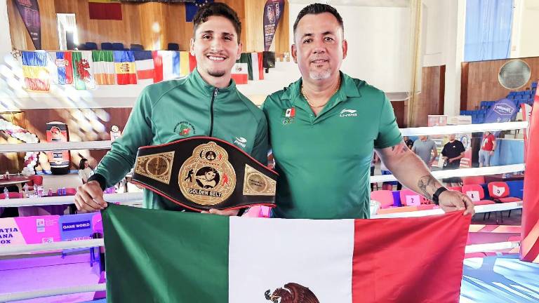 Marco Verde, al lado de su entrenador Radamés Hernández.