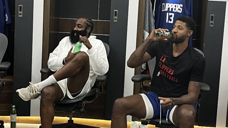 James Harden, junto a Paul George en el vestidor de los Clippers.
