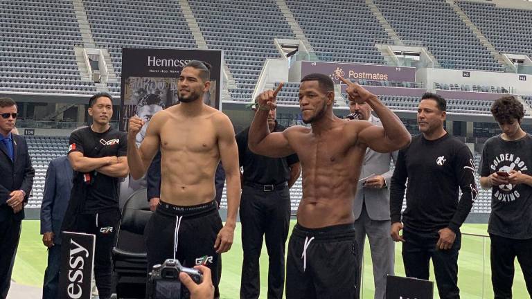 Gilberto “Zurdo” Ramírez y Sullivan Barrera cumplen con el pesaje.