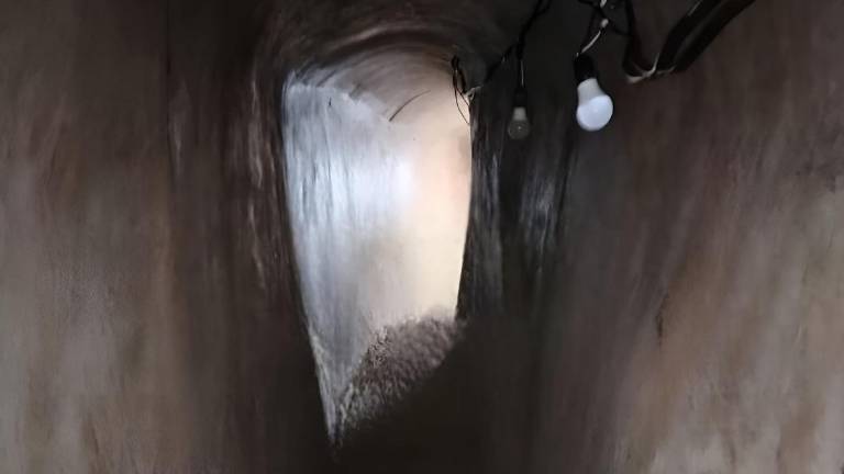 El túnel abarca una distancia de 700 metros de longitud y conecta dos domicilios de la colonia Tierra Blanca, en Culiacán.