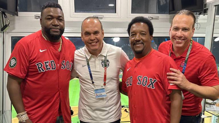 David Ortiz y Pedro Martínez lanzaron la primera bola previo al choque de pretemporada entre los Medias Rojas y los Rays en Dominicana.