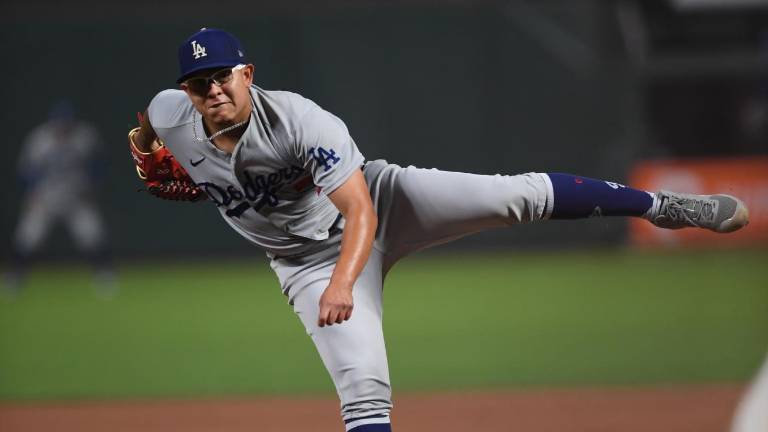 Julio Urías logra su primera victoria de postemporada.
