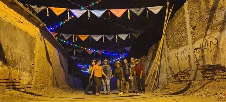Vecinos de Chametla participan en las labores de embellecimiento del callejón “Del beso o Chepina”.