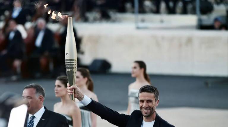 Tony Estanguet, presidente del Comité Organizador de París 2024, recibe la flama.