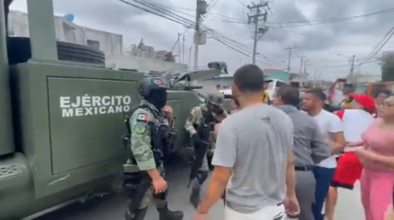 Vecinos en Nuevo Laredo confrontan a militares tras el asesinato de cinco jóvenes.