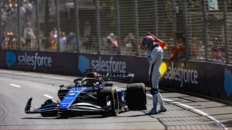 El accidente de Alex Albon en la primera práctica.
