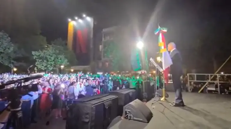 Quirino Ordaz Coppel encabezó la ceremonia del Grito de Independencia en Madrid.