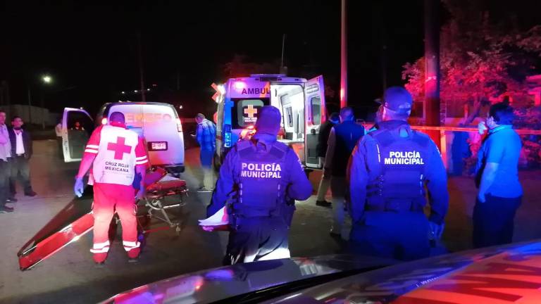 Grupos de rescate trataron de reanimar al joven conductor del auto, pero perdió la vida.