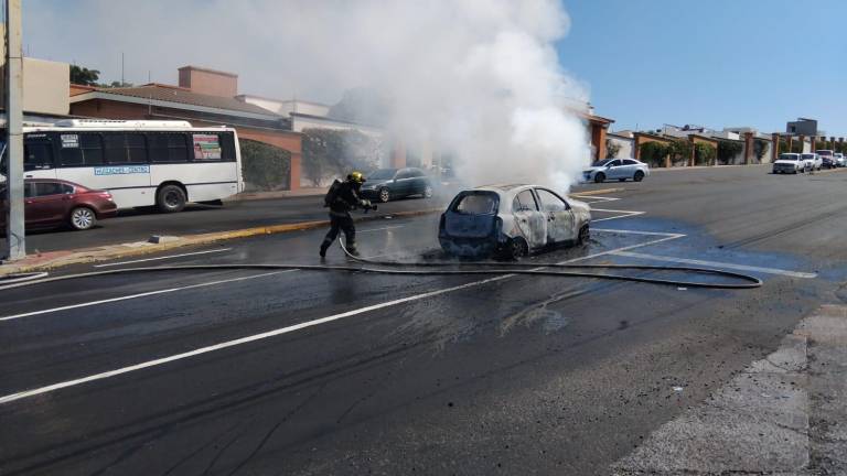 Un automóvil terminó consumido por el fuego después de un incendio ocasionado por una falla eléctrica.